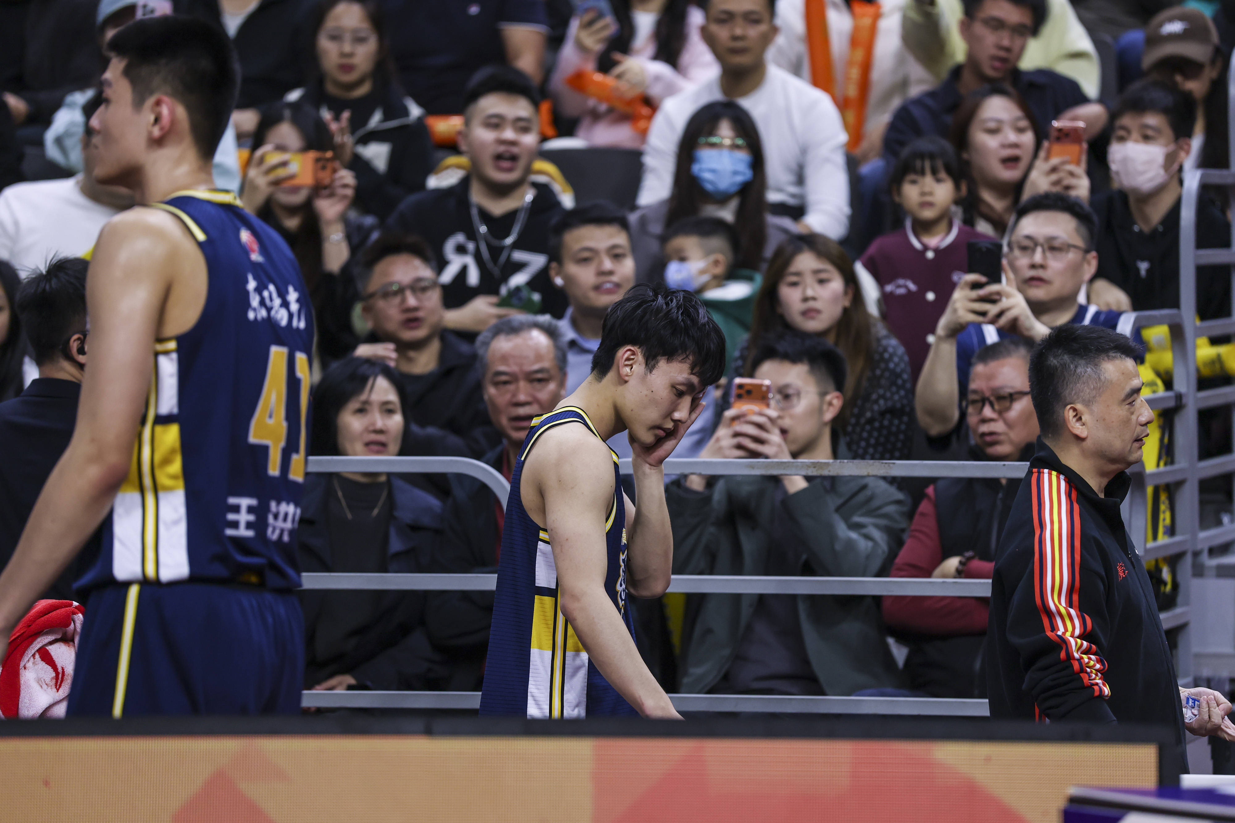 乐鱼体育下载-国际比赛日CBA常规赛焦点战，圣安东尼奥马刺防线松动，媒体盛赞，更衣室氛围转暖的简单介绍-乐鱼体育下载